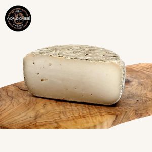 Muntanyola Garrotxa artisan cured goat´s cheese, half wheel 600 gr